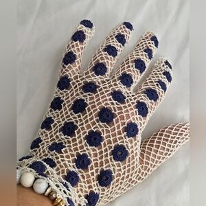 Carolina Amato OS Elegant Cream and Navy Floral Accent Crochet Gloves